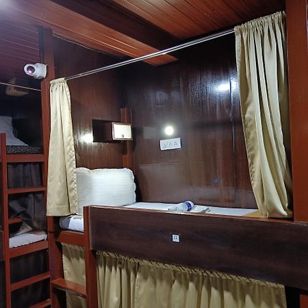 Asra Dormitory For Male And Female Мумбаї Екстер'єр фото