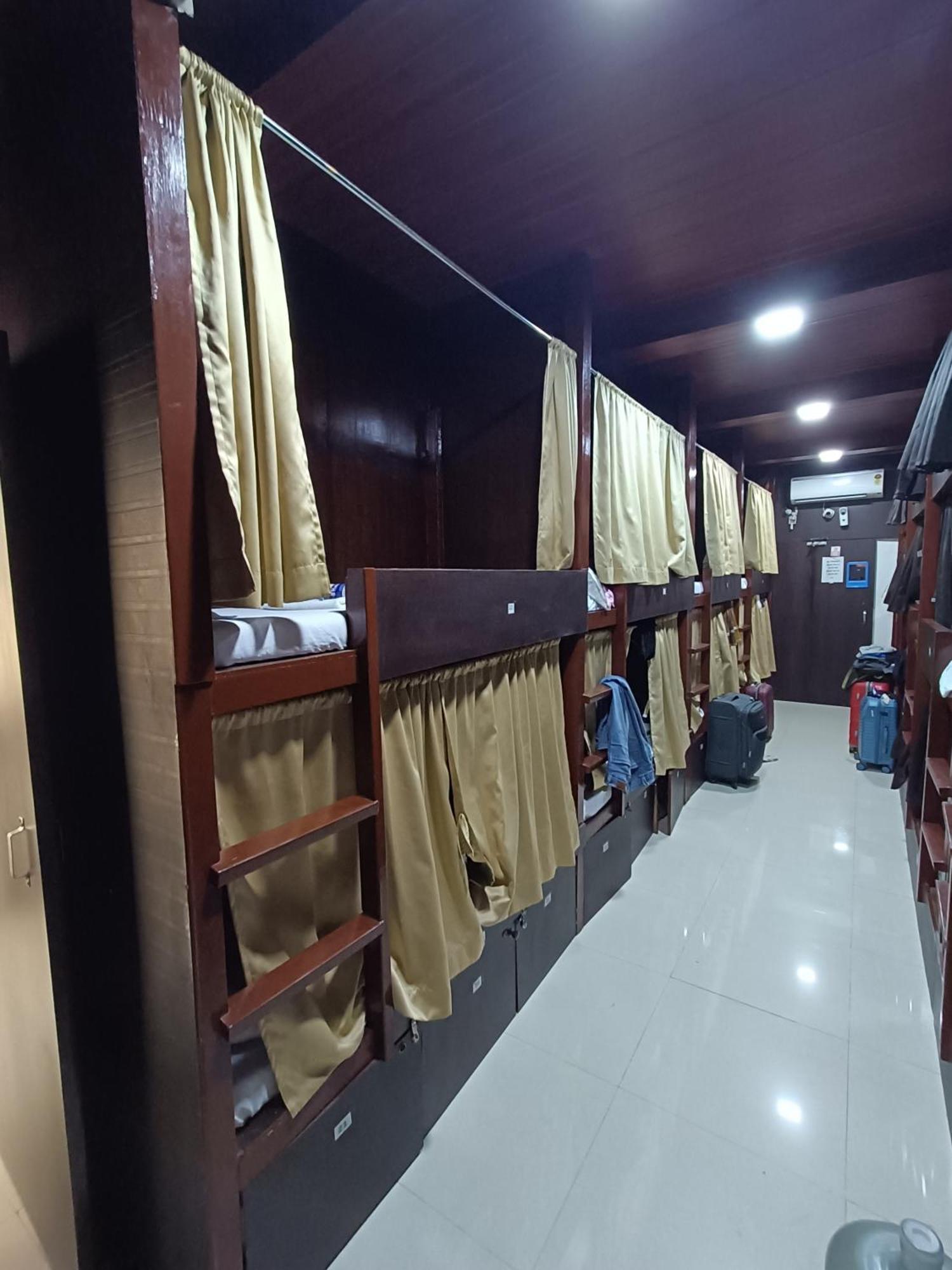 Asra Dormitory For Male And Female Мумбаї Екстер'єр фото